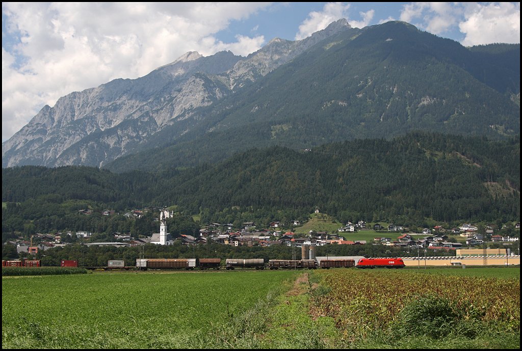 Unbekannte 1x16er bringt bei Schwaz einen Gterzug durch das Inntal in Richtung Wrgl. (07.08.2009)