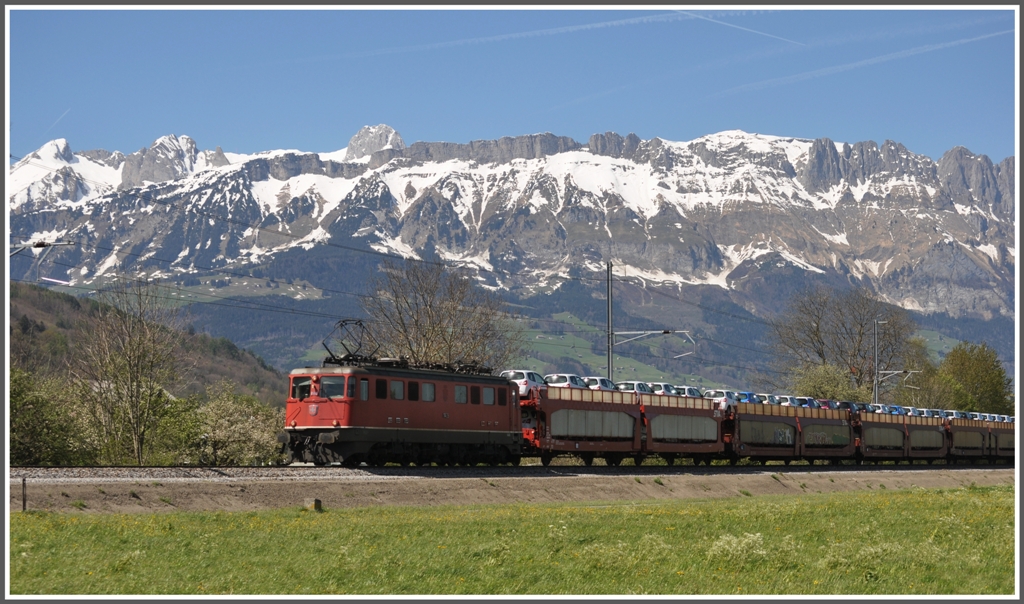 Unbekannte Ae 6/6 mit Autozug bei Buchs SG. (26.04.2012)