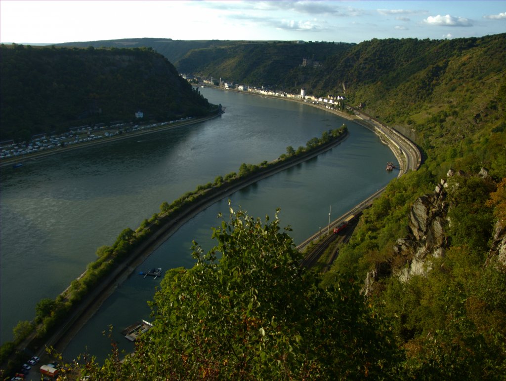 Unbekannte BR 152 mit einem Containerzug ist hier unterwegs auf der rechten Rheinstrecke Rtg. Wiesbaden, noch vor dem Loreley - Felsen. 
St. Goarshausen, der 1.9.12