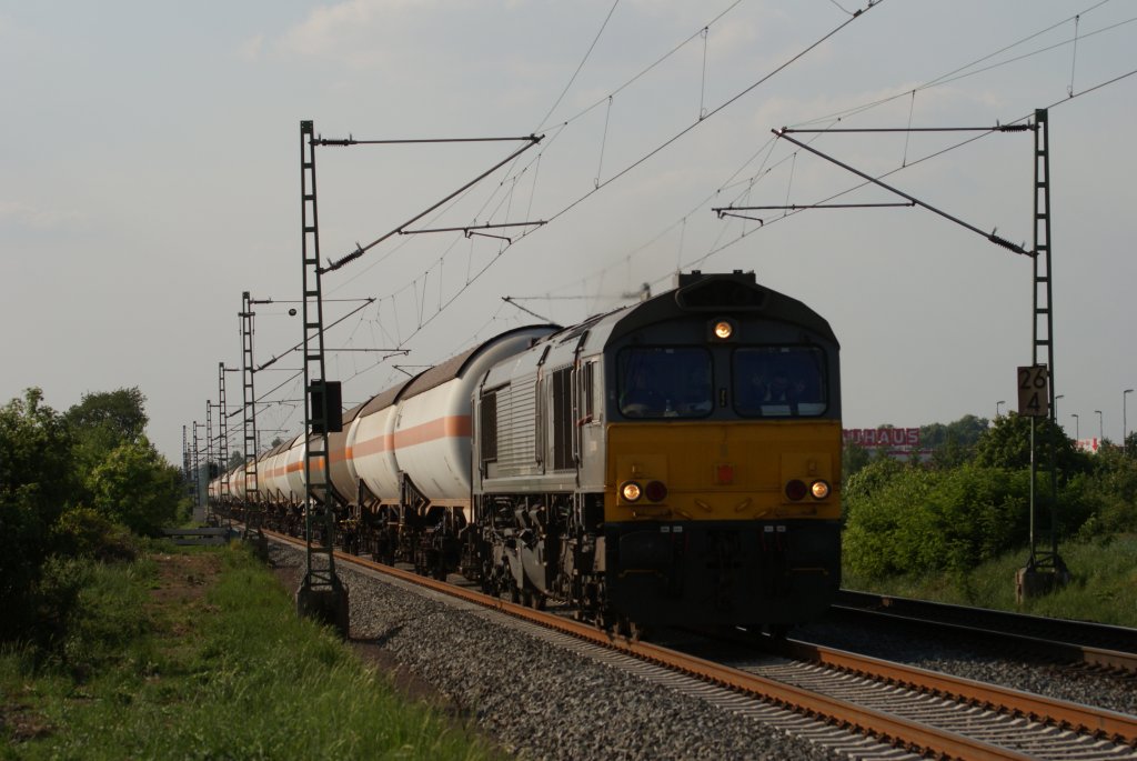 Unbekannte Class 66 (EU06) mit einem Kesselwagenzug nach Dormagen in Neuss-Allerheiligen am 11.05.2011 Gru an den Tf !