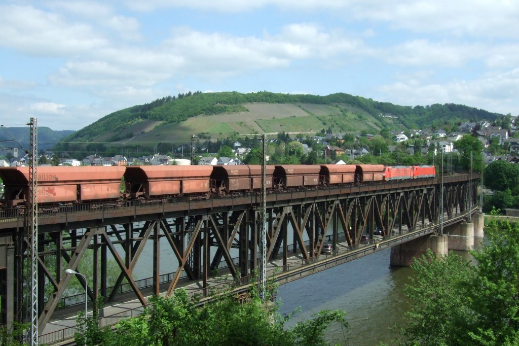 Unbekannte DB 152 und 189 ziehen einen Kohlegterzug von Dillingen ins Ruhrgebiet (oder anderswo hin?), hier ber die Bullayer Doppelstockbrcke.
Bullay, der 13.5.2012