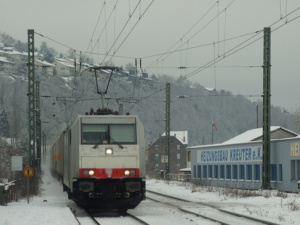 Unbekannte Railpool 185er rauscht mit ihrem Gterzug durch Vallendar/Rhein.21.12.10