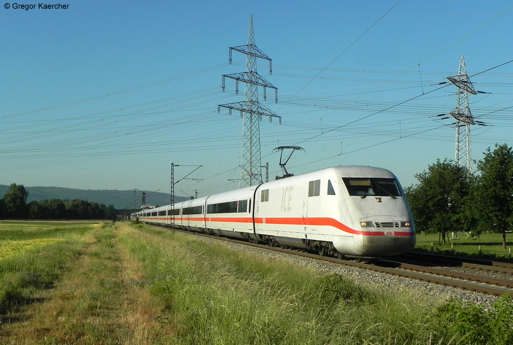 Unbekannter 401 als ICE 676 (Basel Bad Bf. - Mannheim Hbf) am Abzweig Brunnenstck zwischen Karlsruhe Hbf und Ettlingen West. Aufgenommen am 26.05.2011.