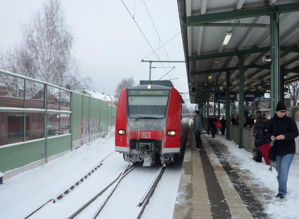 Unbekannter 425, im Lehrte auf Gleis 3, weil der Zug einen verspteten ICE durchlassen musste. Foto vom 17.12.2010.