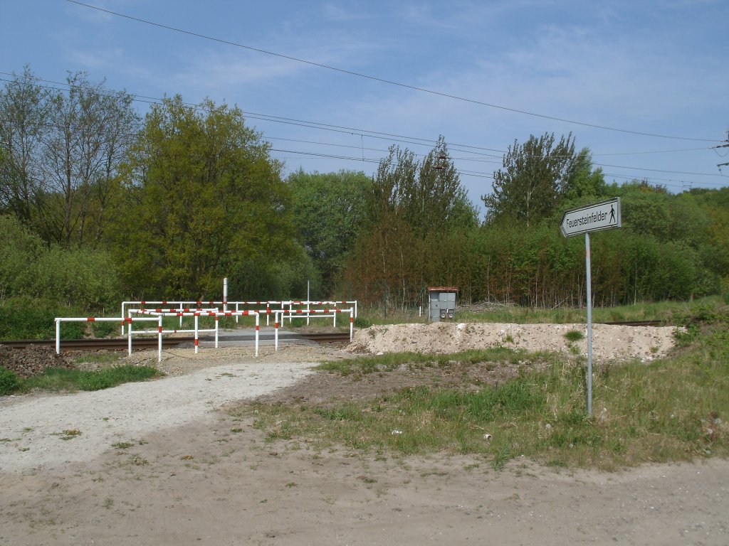 Unbeschrankter Bahnbergang an der Strecke Lietzow-Binz zu den Feuersteinfelder am 11.Mai 2011 bei Lietzow.