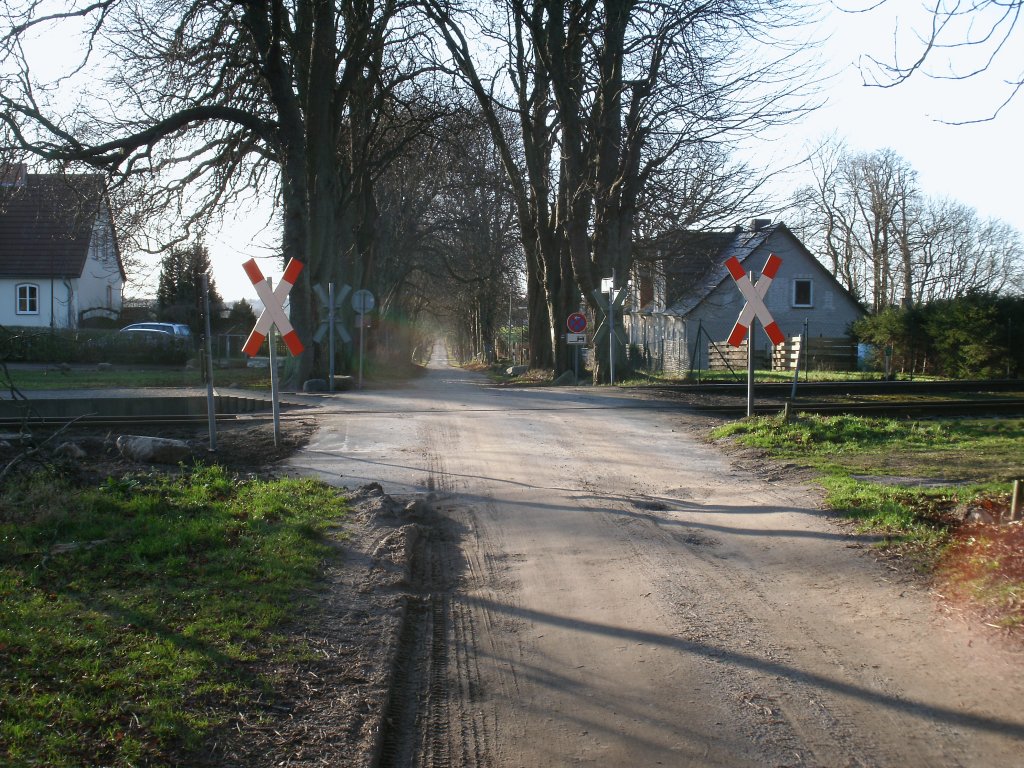Unbeschrankter Bahnbergang beim Rasenden Roland,am 14.Januar 2012,an der Station Garftitz.