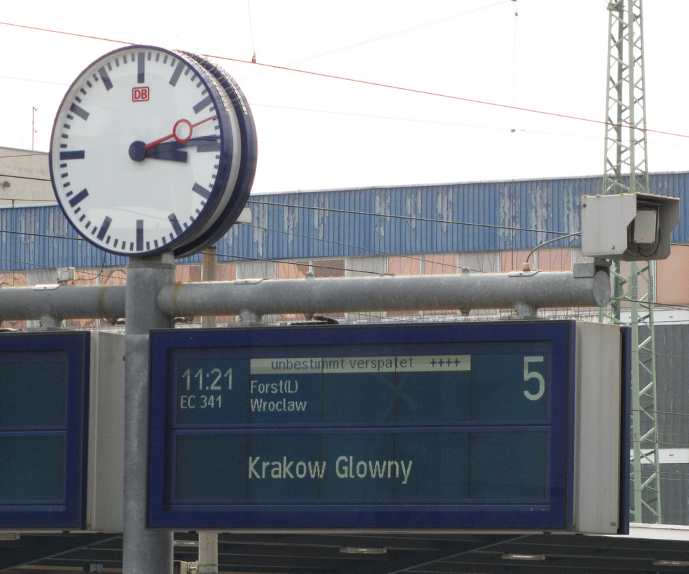 unbestimmt versptet  lautete die Auskunft an der Anzeigetafel. Zum Schluss sollte der EC 341  Wawel  den Cottbuser Hbf mit einer Versptung von exakt 4 Stunden, bzw 240 Mintuten, in Richtung Polen verlassen. 04.10.2010