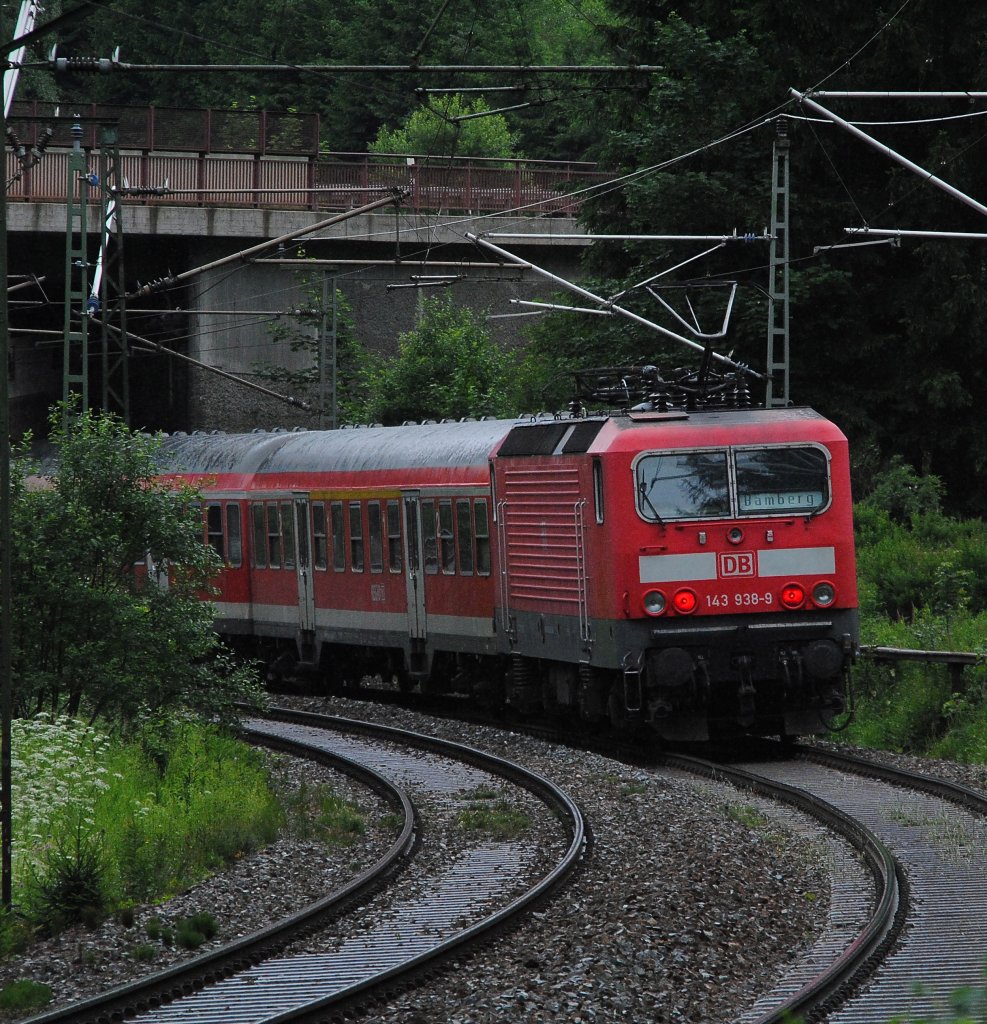 Und die 143 938 schob die RB von Saalfeld nach Bamberg. Hier aufgenommen auf der Frankenwalds�drampe am 20.06.2011.