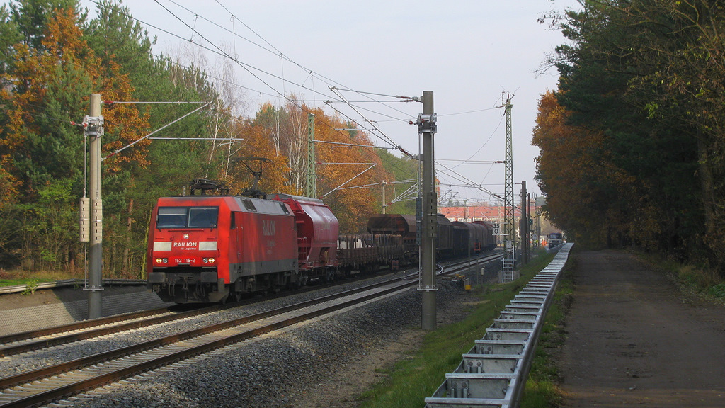 Und 152 115-2 kam im Gegenzug mit einem gemischten Gterzug gen Polen durch Bestensee. 04.11.2011