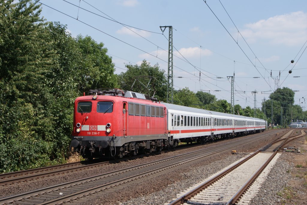 Und die 2. Kasten 110er ! 110 236-7 mit einem Intercity, whrend sich von hinten 185 603 der HGK mit einem Sonderzug nherte.Dsseldorf Oberbilk am 18.07.2010