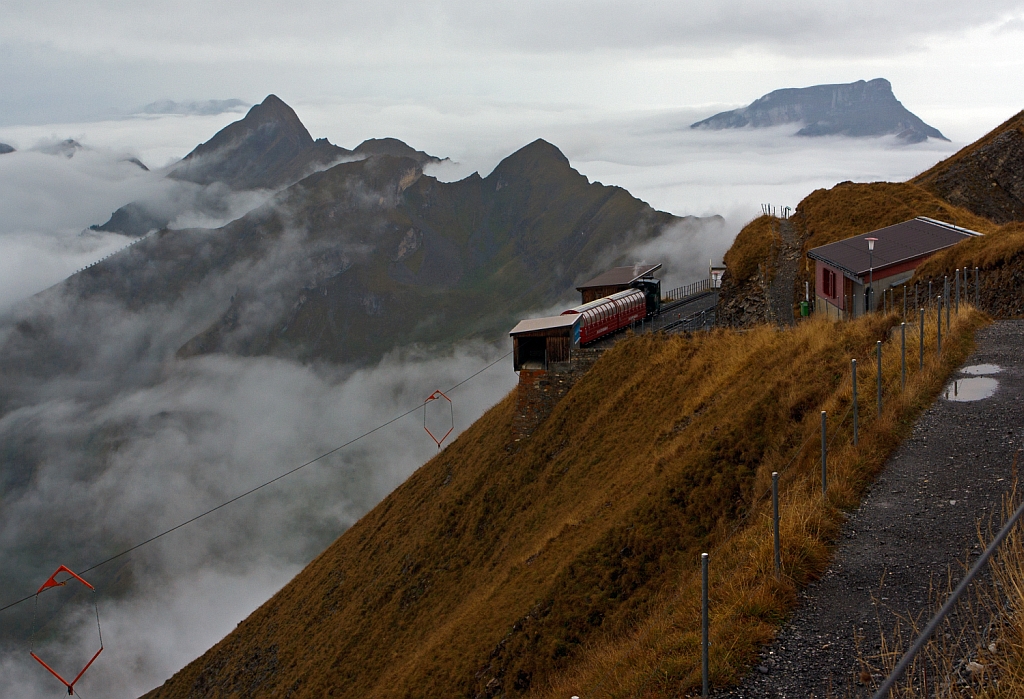 ....und 4 Minuten spter hat sich der Nebel hier oben wieder verzogen, Blick auf die Bergstation Rothorn Kulm (2.244m . M.) der Brienz Rothorn Bahn AG (BRB). Hier steht die  Zahnrad-Dampflokomotiven H 2/3 BRB 15  Stadt Kanaya  (Japan) mit ihrem Zug.