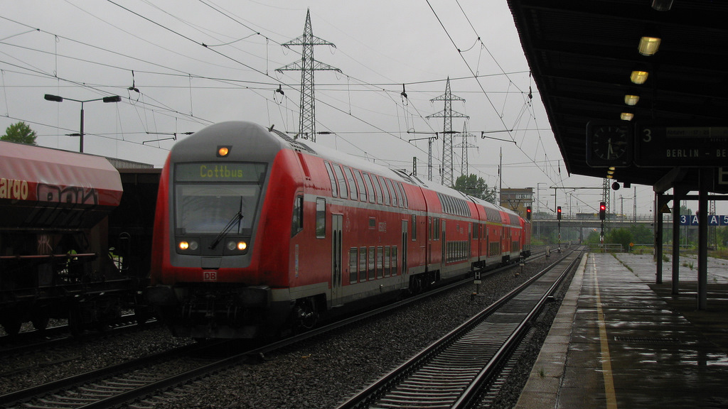 Und als Abschluss der Bilder vom 29.07.2011 kommt hier ein umgeleiteter RE2-Umleiter durch Berlin Schnefeld Flughafen. Eigentlich fhrt er die Dresdener Bahn von Doberlug bis Blankenfelde, dann kurz auf dem Auenring und dann nach Sdkreuz. Da aber die abzweigende Kurve in Blankenfelde gesperrt war wurde der RE 2 via Schnefeld nach Ostbahnhof umgeleitet. Nchster Halt: Calau! Und wegen einiger Gterzge hat er hier schon gutes + im Petto.