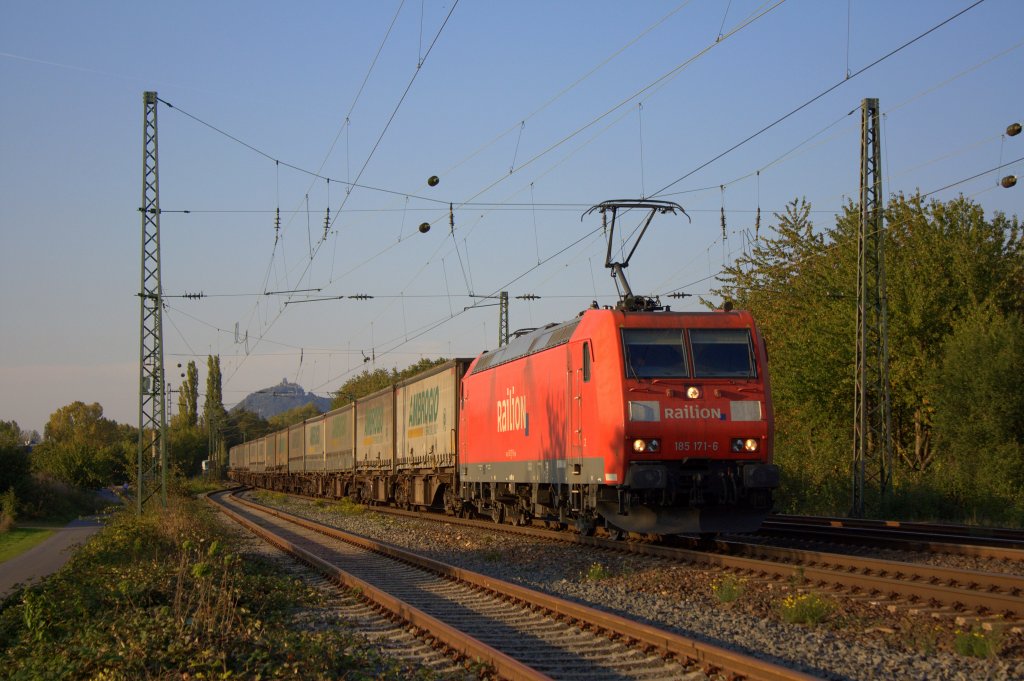 Und als drittes Abendbild nun noch ein Vertretten der neuen Generation. Die 185 171-6 fuhr am 24.09.2011 durch Unkel.