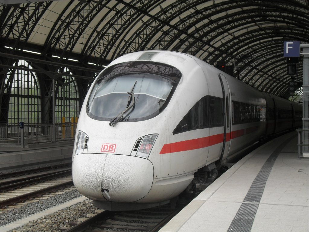 Und am Ende vom ICE 1556 befand sich 415 004 mit Stadtnamen Heidelberg.
Dresden Hbf, 17.04.2011