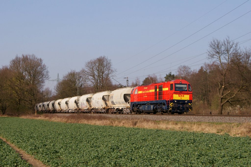 Und am Freitag, den 23.03.2012 habe ich dann endlich mal ein bisschen Gterverkehr fotografiert. So fuhr ich nach Ratingen und es kam kurz nach meiner Ankunft direkt die Lok 9 der Neusser-Eisenbahn mit einem Kalkzug vorbei.