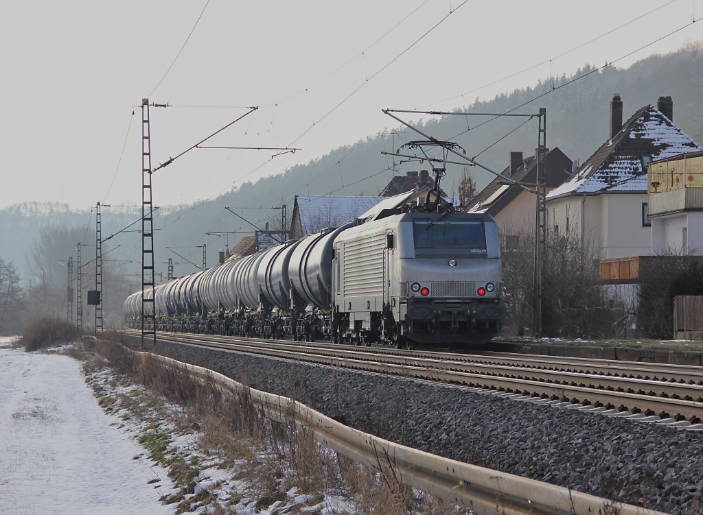 Und am Zugschluss des Kesselwagenzuges, der von 437029 gezogen wurde, hing noch eine 37000er Prima von akiem. Aufgenommen am 10.02.2013 in Ludwigsau-Friedlos.