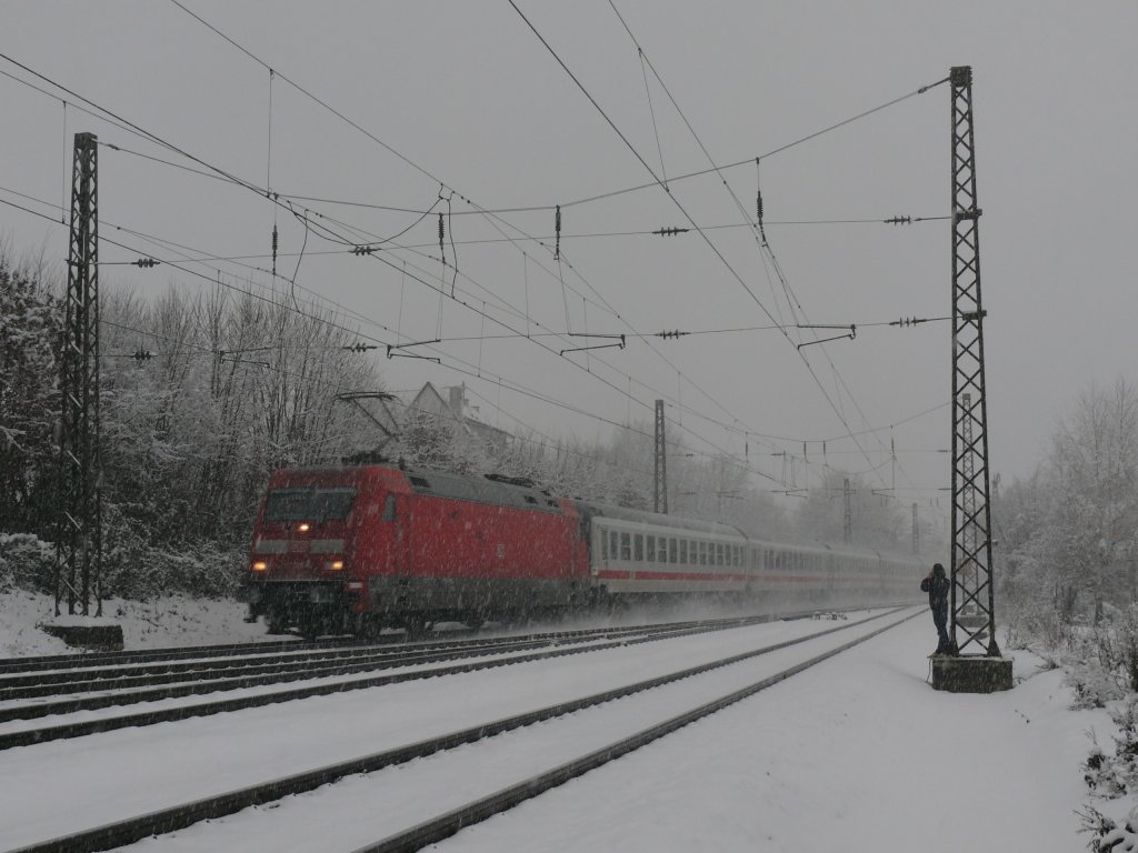 Und auch in die Gegenrichtung bentigte man am 24.12. einen Ersatzzug. 
Eine 101 vor IC 2801 in Leutersberg.