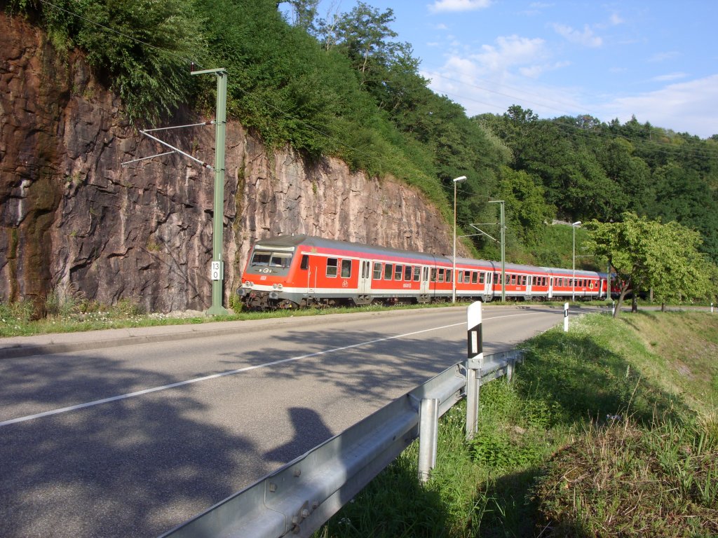 Und auch der Murgtal-Rad-Express war heute wieder unterwegs. Hier am ehem. Bahnhof Hrden-Ottenau mit der steilen Felswand.