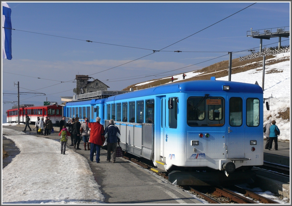 Und auch der Zug aus Arth-Goldau bringt Sonnenhungrige auf den Gipfel. (14.02.2011)