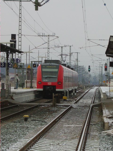 Und der BR 425 der S-Bahn Rhein/Neckar in Meckesheim kurz vor der Abfahrt. 