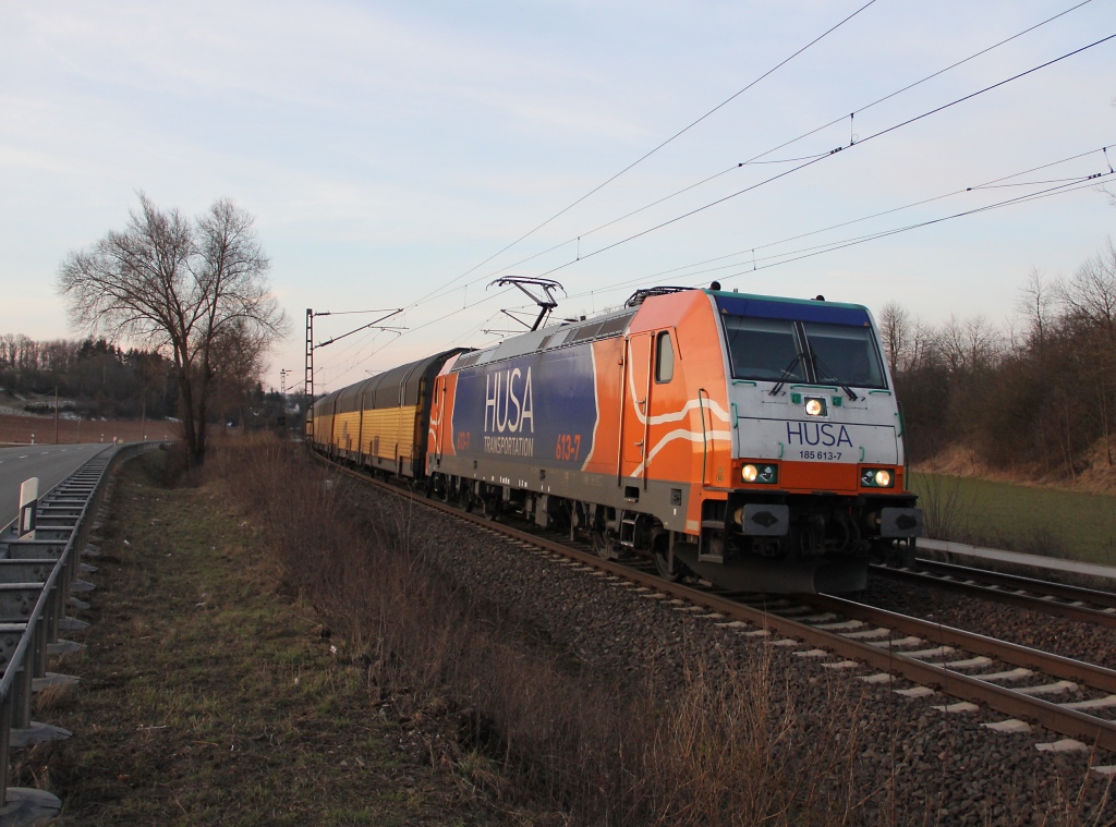 Und da aller guten Dinge drei sind, noch ein Bild von HUSA 185 613-7 mit BMW-Zug gen Spden zwischen Niddawitzhausen und Wehretal-Reichensachsen. Aufgenommen am 24.03.2013.