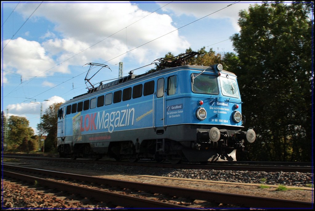 Und da ich wirklich schlecht stand (weil mein Bus in 5 ab fuhr und ich noch zu gehen hatte) hoffe ich das diesse und das andere Bild gefallen als ein einigerma�en gelungenes Bild finden. Zu sehen ist die 1042 520 mit Werbung f�r den Verlag  Gera Mond . 