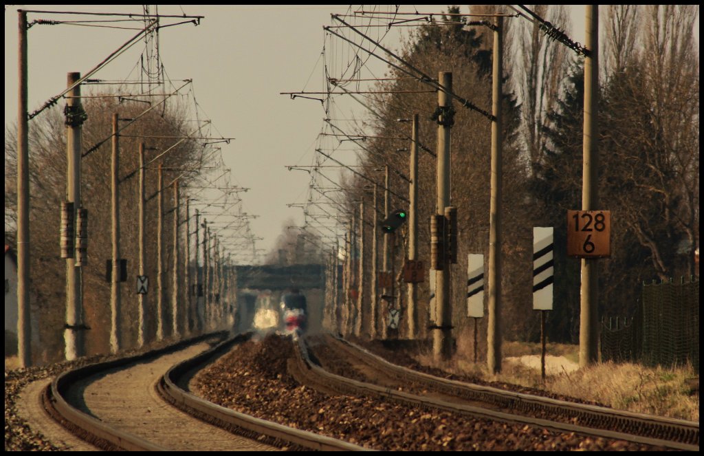 Und da schwindet er dahin... ES 64 U2 -028 auf dem Weg als LZ gen Regensburg Ost. Zu sehen ist er schon in der Einfahrtzone von Obertraubling, ich befinde mich noch in Kfering. (21.03.2011)
PS: Vielen Dank fr die Tipps in der D sowie die Tipps von HP ! Das Bild ist nun verbessert. 