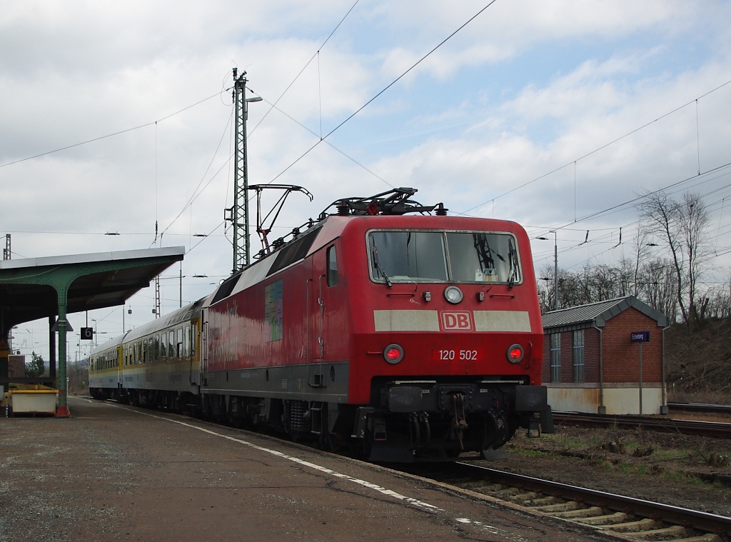 Und dann hier nochmal die Schublok des RailLabs: 120 502. Aufgenommen am 01.04.2011 in Eichenberg.