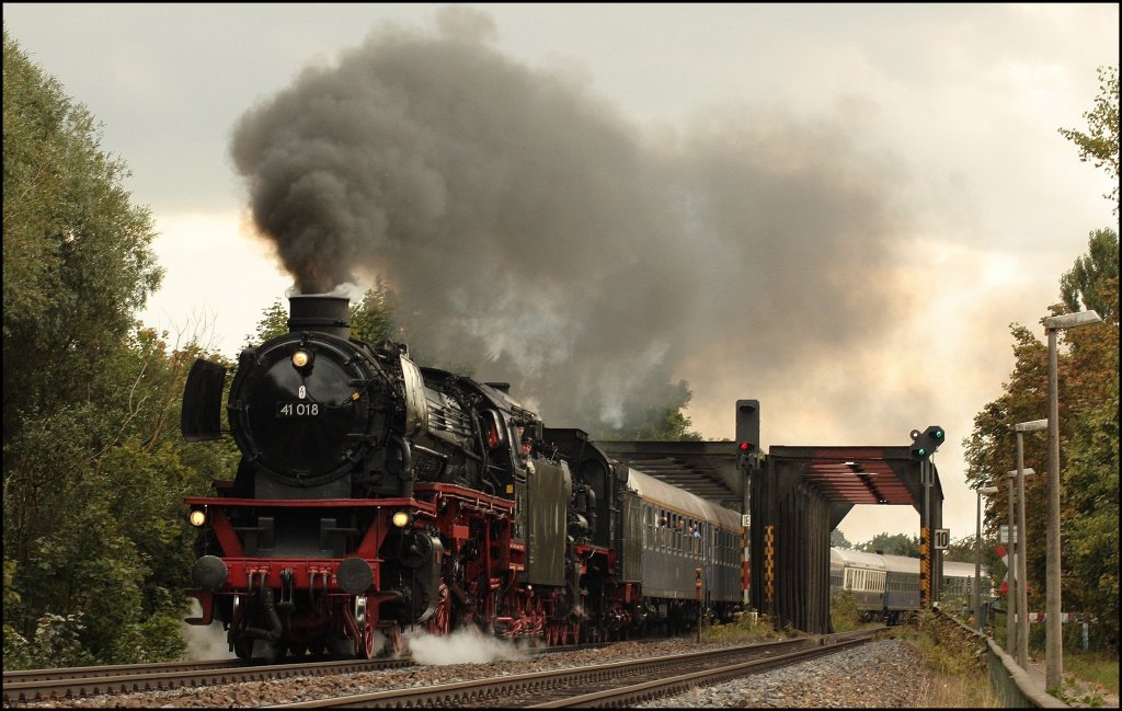 Und dann kahm sie. C.a 30 sek davor kahmen noch 3 andere Fotografen hinzu. 14 018 mit 38 1301 und dem IGE  Durch Ganz Deutschland  Zug am Haken bei Guten Licht auf der Hafenbrcke. (18.09.2010, Regensburg)