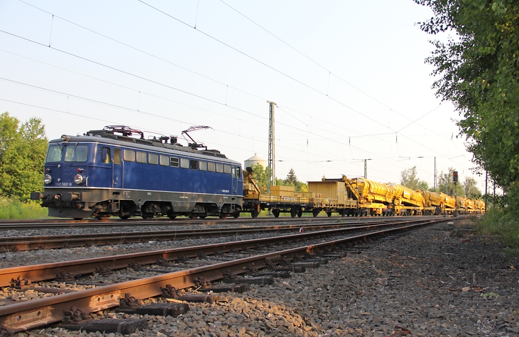 Und dann kam da noch 1142 562-9 mit einem Bauzug ebenfalls in Fahrtrichtung Norden. Aufgenommen am 26.07.2012 in Eschwege West.
