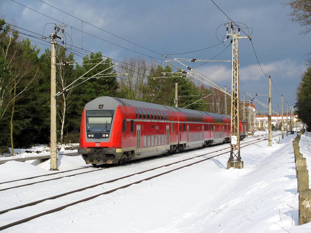 Und dann kam doch noch Sonnenschein. RE 2 nach Cottbus planmig am 03.02. vorbei an den Bauarbeiten durch Bestensee.