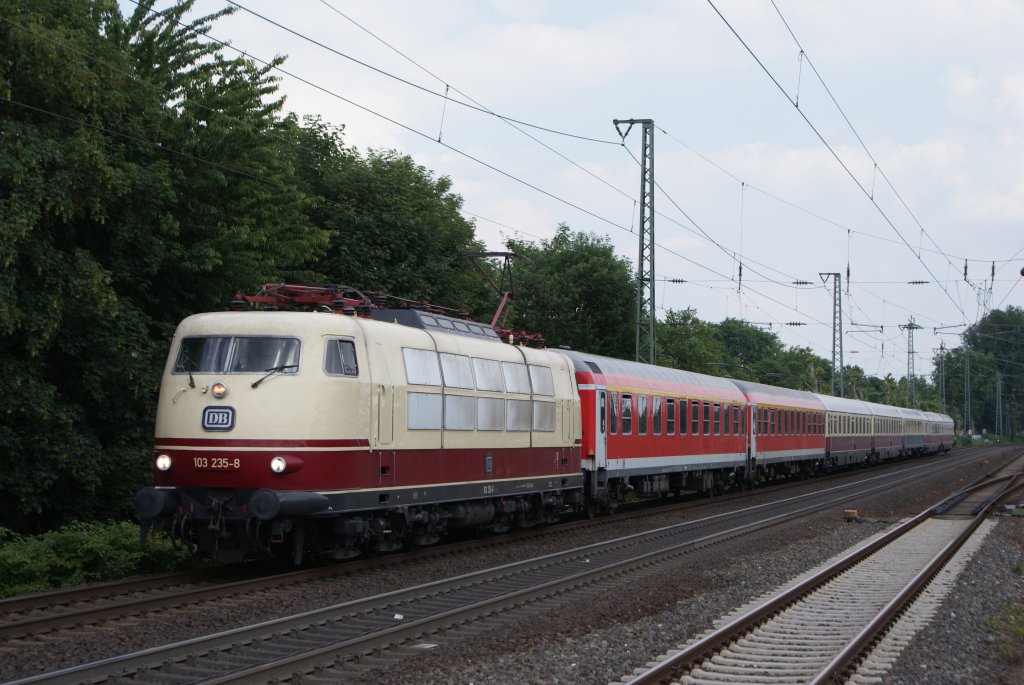 Und dann kam ja noch der IC 1806.Wie immer musste genau in dem Moment wo der Zug kommt, auf den man wartet, die Sonne verschwinden - Typisch !
So enstand dann dieses Bild von 103 235-8, die ihren bunten Intercity durch Dsseldorf-Oberbilk zieht (25.06.2010)