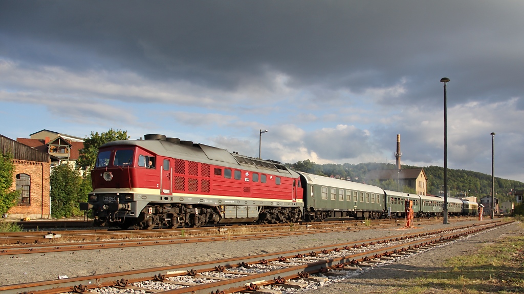 Und dann noch 132 004-3 bei der Abfahrt mit ihrem Sonderzug zurck nach Leipzig. Aufgenommen am 01.09.2012 bei den 18. Meininger Dampfloktagen.