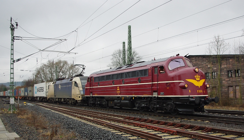 Und dann noch dieses am 17.03.2011: NOHAB MY 1151 leistet wieder Vorspann vor einem Containerzug zwischen Gemnden und Gttingen vor 182 566-0 (ES 64 U2-066) in Richtung Norden. Aufgenommen am B Eltmannshausen/Oberhone.