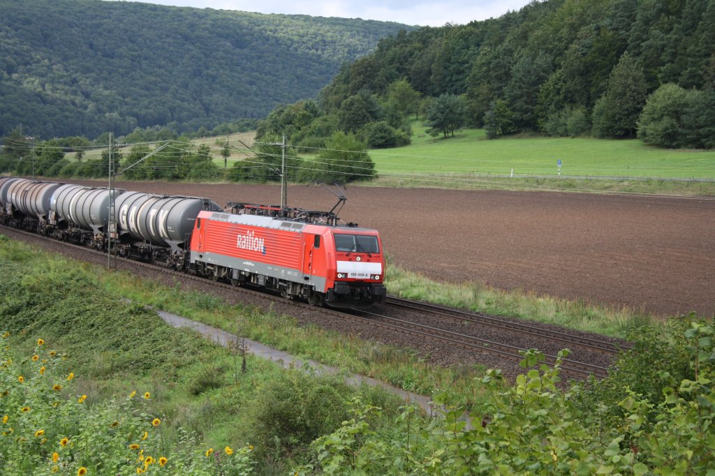 Und dann wieder Sonne pur bei der Durchfahrt der 189 089-6 mit ihrem Kesselzug am 18.08.10 im Maintal gen W�rzburg