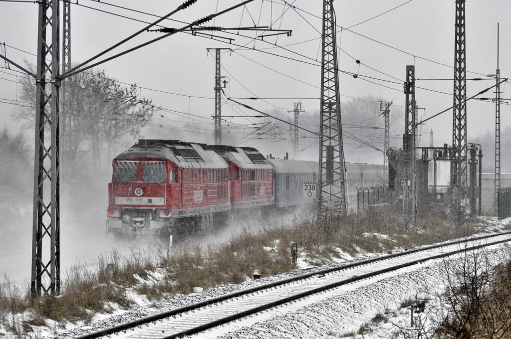 Und das Doppelpacket am Schlu� des Castortransportes am 16.12.2010, 232 413+349 ist durch den Abzwg Stralsund / Srg nach Greifswald-Lubmin bei gutem Schneetreiben