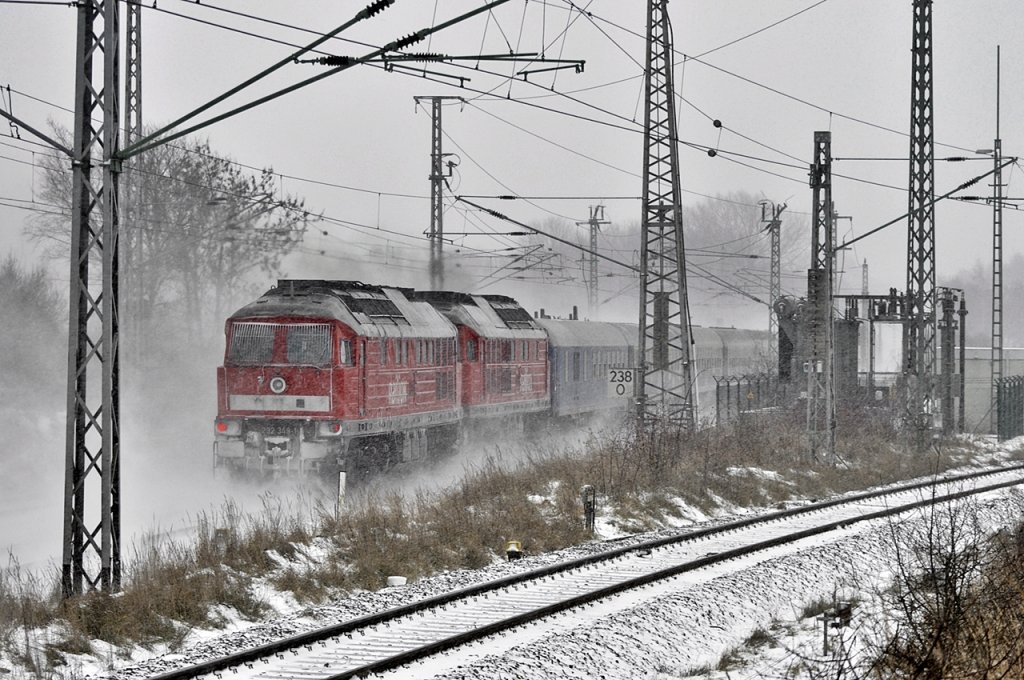 Und das Doppelpacket am Schlu des Castortransportes am 16.12.2010, 232 413+349 ist durch den Abzwg Stralsund / Srg nach Greifswald-Lubmin bei gutem Schneetreiben