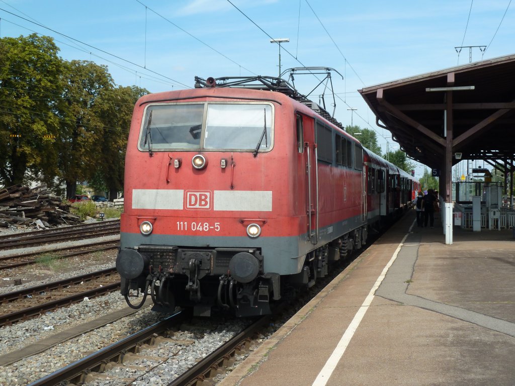 Und die Dritte im Bunde am 14.08.2012 war 111 048-5 mit ihrer RB von Offenburg nach Neuenburg am Rhein. Hier steht sie in Mllheim (Baden).