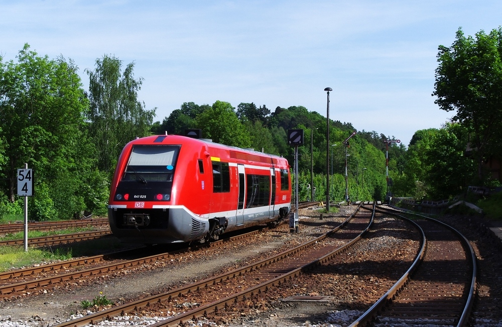 Und einen Nachschu gab es auch noch....

Nebenbahn Idylle im Thringer Schiefergebirge.
641 025 verlt den Bahnhof Lobenstein in Richtung Blankenstein.

23 Mai 2011