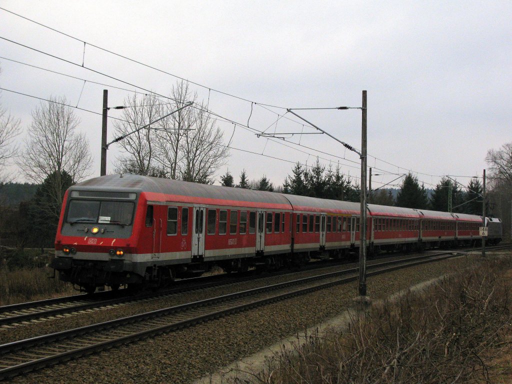 Und es beginnt die nchste Tour mit Hannes Mller. Am 13.12. direkt nach dem Fpl-Wechsel wollten wir es uns nicht nehmen lassen die neuen Loks der BR 182 zu bestaunen. Im kleinen rtchen Cabel bei Calau machten wir zuerst Station und warteten auf den RE nach Cottbus. Dieser kam auch planmig durch die Kurve Cabel´s.