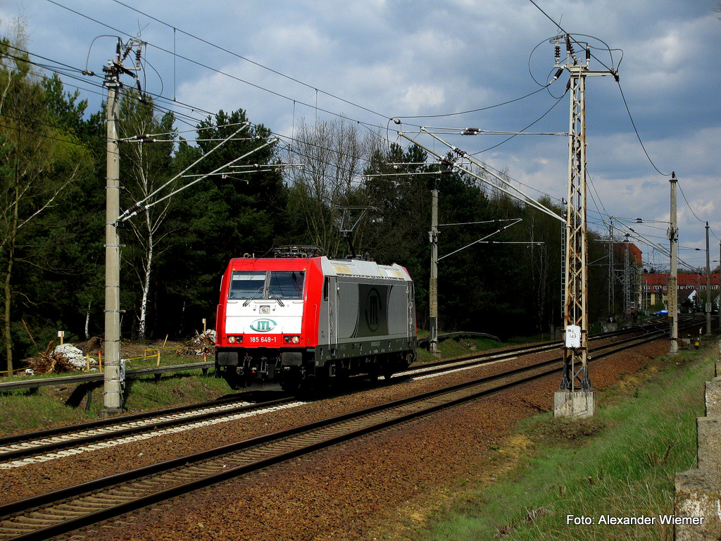 Und es kam am 22.04. noch etwas Richtung Lbbenau die sehr schn aussehende 185 649-1, ohne Zug, aber im Spotlight. Ehemals Veolia und Heute in sehr schner ITL - Beklebung zu sehen.