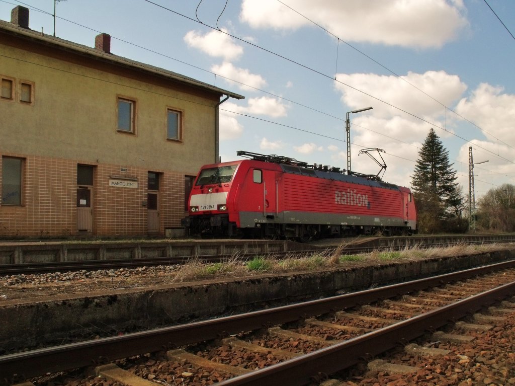 Und ging weiter mit 189 039 -1 mit Latz, die nach Plattling oder Passau fuhr, um von da eine gemischten GZ wieder zurckzubringen. (06.04.2010, Mangolding)
