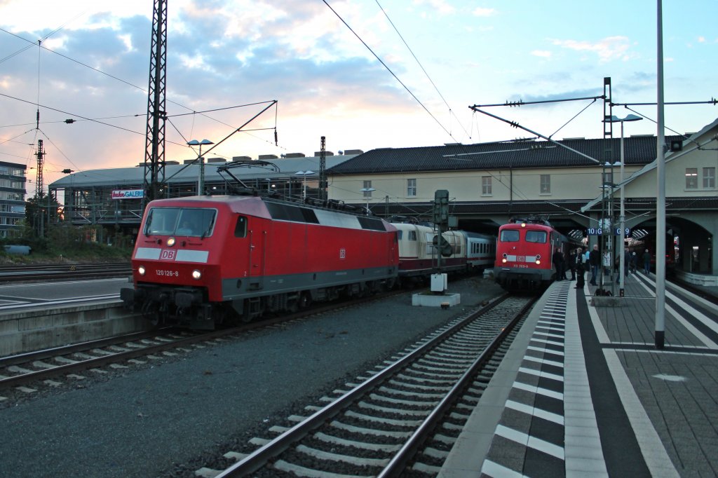 Und hier drei Sch�nheiten auf einem Fleck: Rechts steht 113 309-9 mit dem AZ 13409 nach Livorno und Links fahrt 120 126-8 mit der 103 235-8 als Wagenlok am IC 2171 nach Stuttgart Hbf. Die 103 235-8 war nach einem Schaden an der E-Bremse mehrere Wochen in Frankfurt (Main), um repariert zu werden. Mit dem IC 2171 wurde sie wieder nach Stuttgart �berf�hrt, um wieder im Frankfurter 103er Umlaufplan laufen zu k�nnen. Darmstadt Hbf, den 24.05.2013