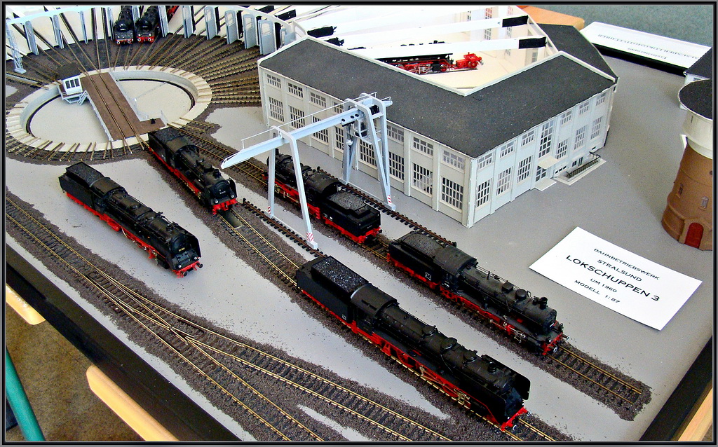 und hier noch einmal die Dreherei (hinter dem Portalkran) flankiert von schicken  Dampfern 