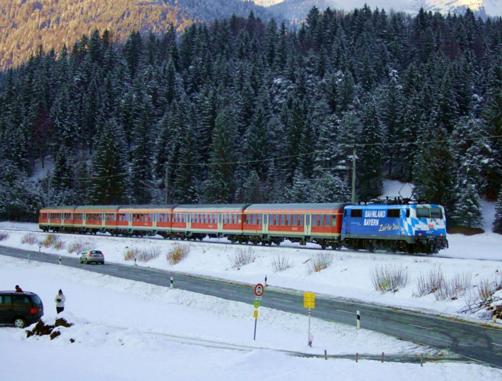 Und hier noch eine kleine Winterimpression mit der 111 017.0. Strecke Garmisch - Mnchen kurz hinter Mittenwald. 04.12.10