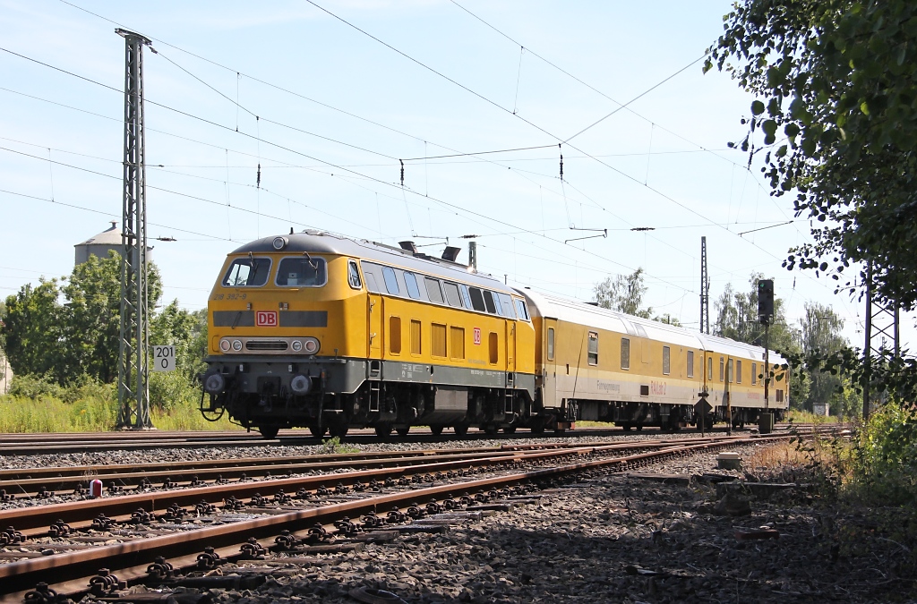 Und hier noch der Nachschuss: 218 392-9 mit Gleismesszug in Fahrtrichtung Sden. Aufgenommen am 23.07.2012 in Eschwege West.