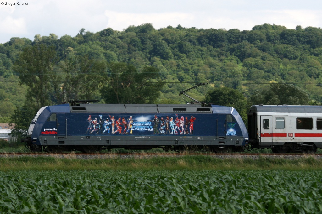 Und hier noch eine seitliche Ansicht auf die Folie von 101 025  Starlight Express . Aufgenommen am 26.06.2013 bei Karlsruhe-Durlach.