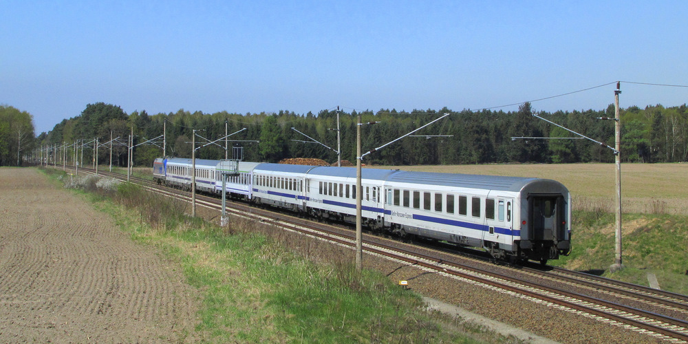 Und hier nochmal der  Berlin-Warszawa-Express  von hinten. Hier fuhr EC 46 nach Berlin Hbf ber Berlin Ostbahnhof. Pillgram den 20.04.2011 