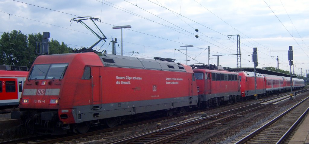 Und hier der PbZ 1970 wieder zurck am 04.08.2010 nach Kln Hbf bestehend aus 101 021-4 , 115 350-1 , 101 045-3 , n-Wagen , Interregio-Wagen , IC-Steuerwagen und IC-Wagen
