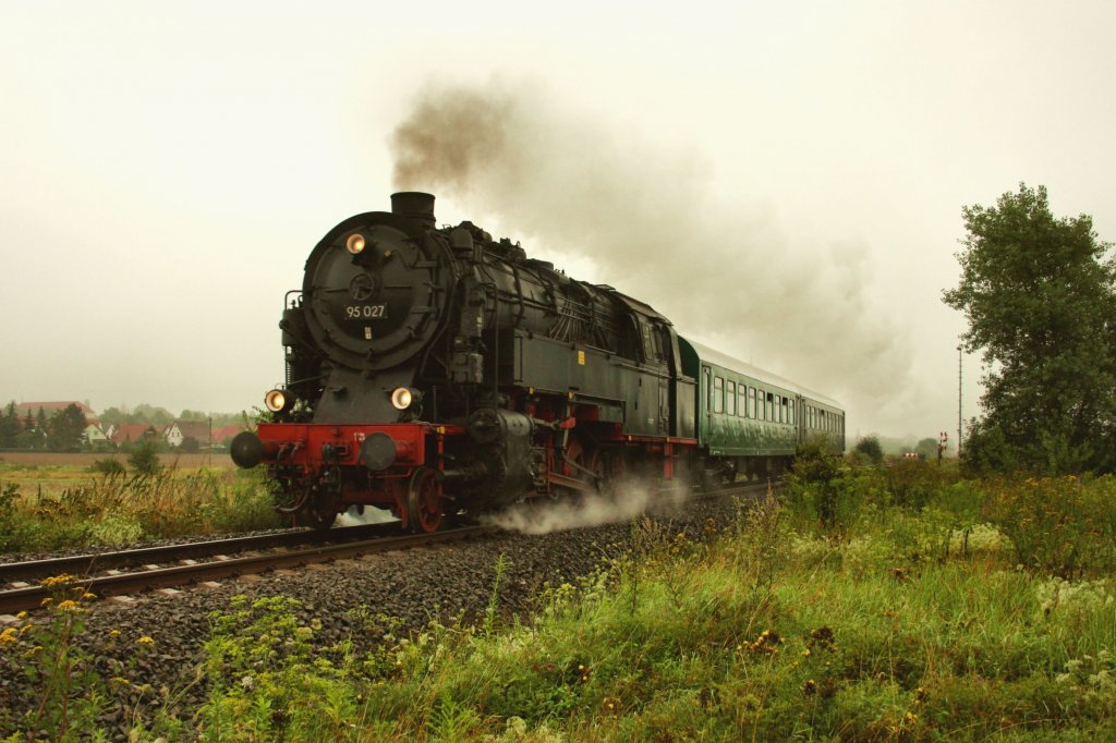 Und hier der Sonderzug ab Halberstadt am Weg Richtung Blankenburg. Zuglok war die 95 027.